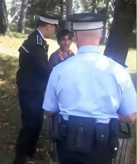 Revoltător! Doi copii au fost bătuți de un polițist de la Locală! Un jurnalist a făcut public totul: &rdquo;Au fost bătuți și legați cu cătușele de un coș de gunoi pentru PATRU PEȘTI!&rdquo;