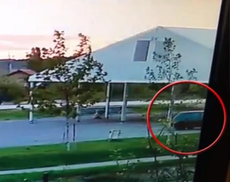 Incident BIZAR la Târgu Jiu! Un tânăr a văzut cum mașina lui pornește singură și ajunge în râu! (VIDEO)