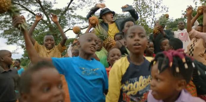SENZAȚIONAL! A fost lansată o continuare a hitului-fenomen „Dragostea din tei“, cu copii din Africa care dansează în videoclip. Trebuie să vezi asta! – VIDEO