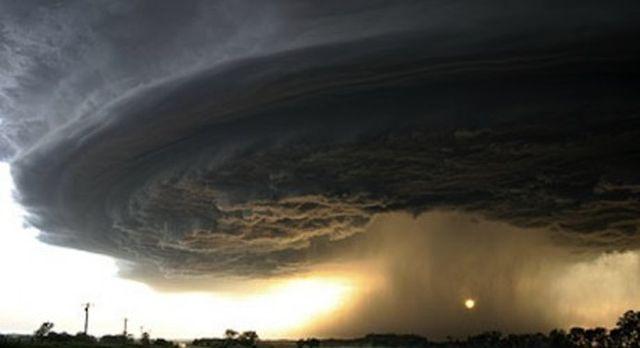 Imagini ȘOCANTE surprinse acum la malul Mării Negre. Fenomene meteo ȘOCANTE filmate &icirc;n stațiunea Venus!