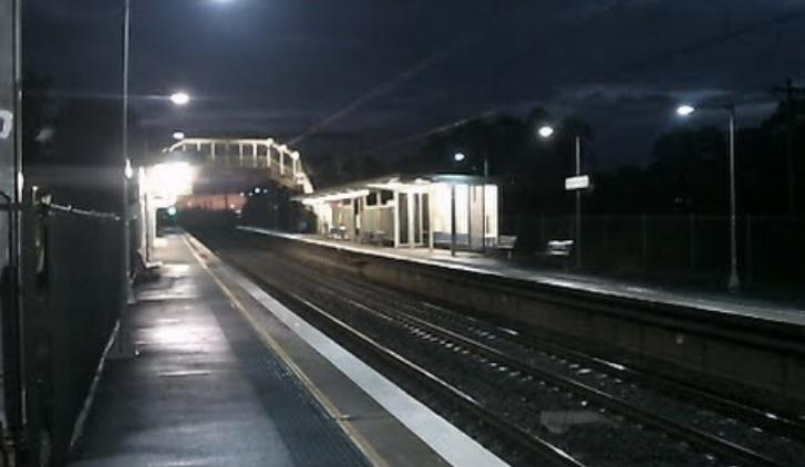 &Icirc;ți &icirc;ngheață s&acirc;ngele! O gară, B&Acirc;NTUITĂ de fantoma unei adolescente. Imaginea ei este TULBURĂTOARE