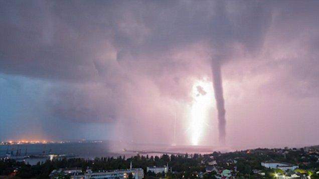 Imagini spectaculoase! O tornadă a fost filmată în timp ce mătura tot ce îi ieşea în cale