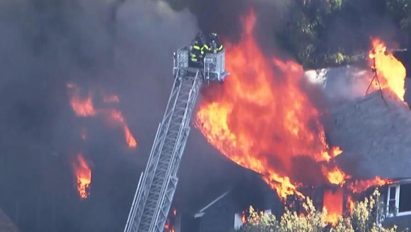 Sute de persoane au fost evacuate în apropiere de Boston din cauza a trei incendii DEVASTATOARE! Cel puțin o persoană a decedat, iar alte 12 au fost rănite în peste 70 de explozii