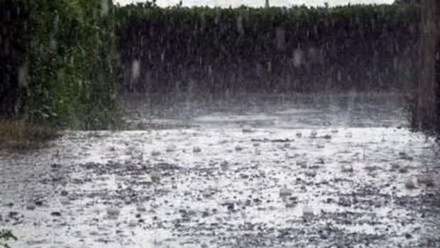 Nu scăpăm de vreme rea! A fost emis COD GALBEN de ploi și grindină, &icirc;n mai multe județe. Va fi RUPERE de nori!