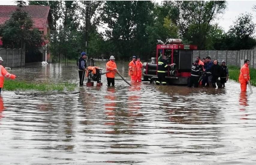 Ploile din ultimele ore au făcut PRĂPĂD! Zeci de gospodării sunt INUNDATE