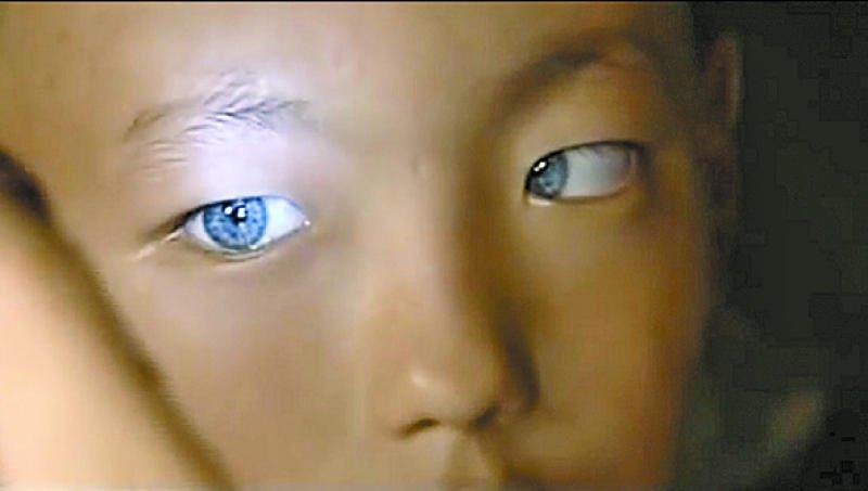 El este băiatul cu cei mai frumoşi ochi din lume. Are o abilitate specială, oamenii sunt convinşi că este un Mutant