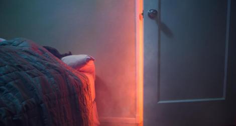 Uşa închisă la cameră, metoda simplă care îţi poate salva viaţa în caz de incendiu