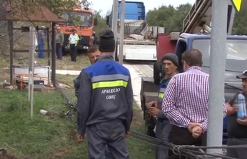 &bdquo;Dorel&rdquo; lovește din nou! Un t&acirc;năr a lăsat un cartier &icirc;ntreg fără apă și fără curent, după ce a făcut accident cu mașina