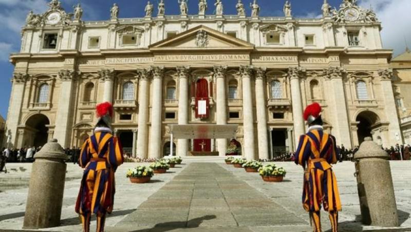 Povestea SCANDALOASĂ pe care Vaticanul o vrea îngropată! Femeia-papă care s-a deghizat în bărbat și a șocat pe toată lumea după ce a născut pe stradă