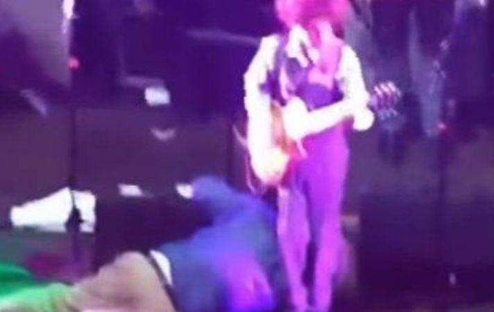 VIDEO ȘOCANT. Un bărbat MOARE în timpul unui concert. Medicii încearcă resuscitarea în zadar!