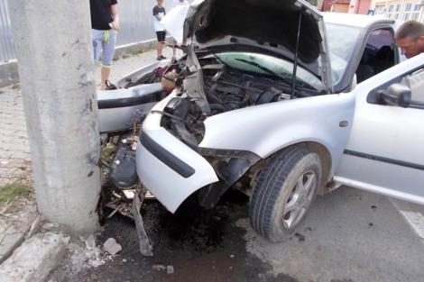 Un TÂNĂR a murit, după ce mașina pe care o conducea s-a IZBIT de un stâlp de iluminat