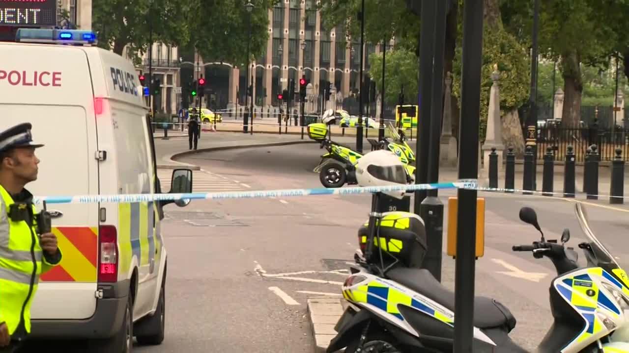 ATAC &icirc;n Londra! Un vehicul a lovit mai mulţi pietoni &icirc;n fața unei moschei. Persoanele responsabile de atac au fugit de la locul faptei