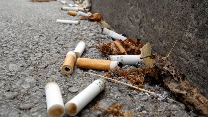Atenție, români! Ce se întâmplă dacă arunci mucul de țigară pe jos!