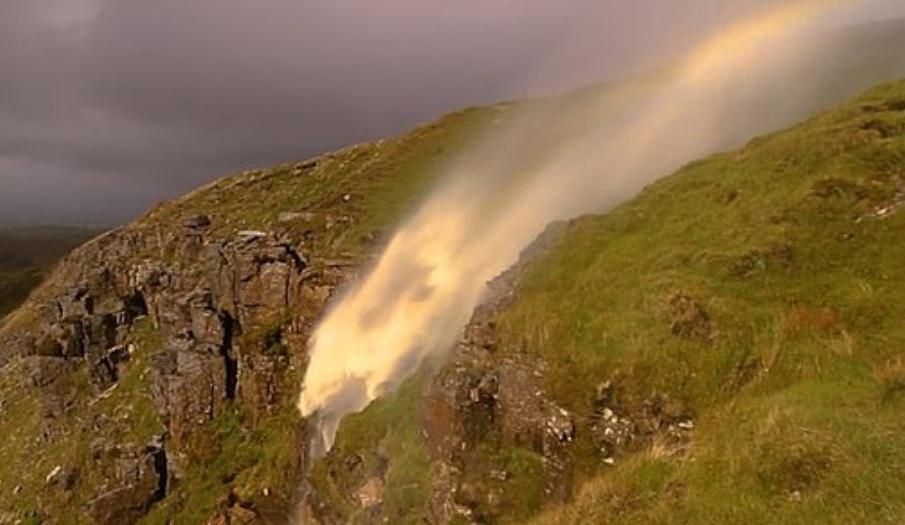 Spectacol UIMITOR al naturii! O cascadă a fost &bdquo;&icirc;ntoarsă pe dos&rdquo;, &icirc;n culorile curcubeului. Așa ceva nu ai mai văzut! &ndash; VIDEO