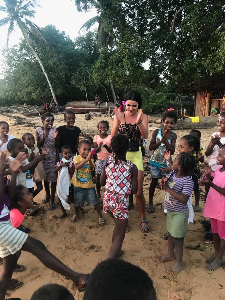 Paula Chirilă ia lecții de parenting de la triburile din Madagascar: ”Când o să ajung acasă, o să îi dau mai multă libertate Carlei”