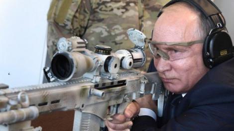 VIDEO. Vladimir Putin şi-a demonstrat abilităţile de LUNETIST! Imaginile au făcut înconjurul lumii