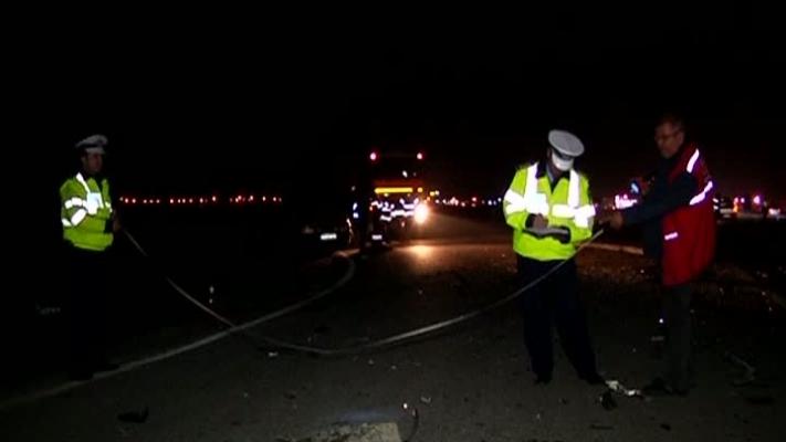 Accident CUMPLIT! Un șofer a intrat cu mașina &icirc;ntr-un TIR, &icirc;n dreptul localității Pielești, din Dolj