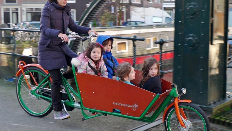 Coşmar în Olanda! Patru copilaşi au murit spulberaţi de un tren. Micuţii erau în drum spre şcoală ”Este o zi teribil de neagră. Nu am mai văzut aşa ceva”