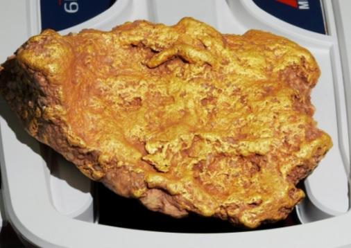 L-a lovit norocul la pensie și s-a &Icirc;MBOGĂȚIT! Un bărbat a găsit o pepită de aur URIAȘĂ