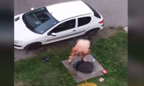 Un bărbat din Bicaz a făcut duș la cișmea de pe stradă! Ce au filmat vecinii (VIDEO)