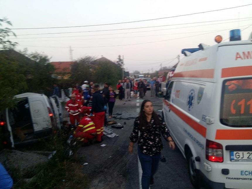 Accident cumplit. Plan roşu de intervenţie &icirc;n Gorj. Trei mașini implicate &icirc;ntr-un eveniment dramatic