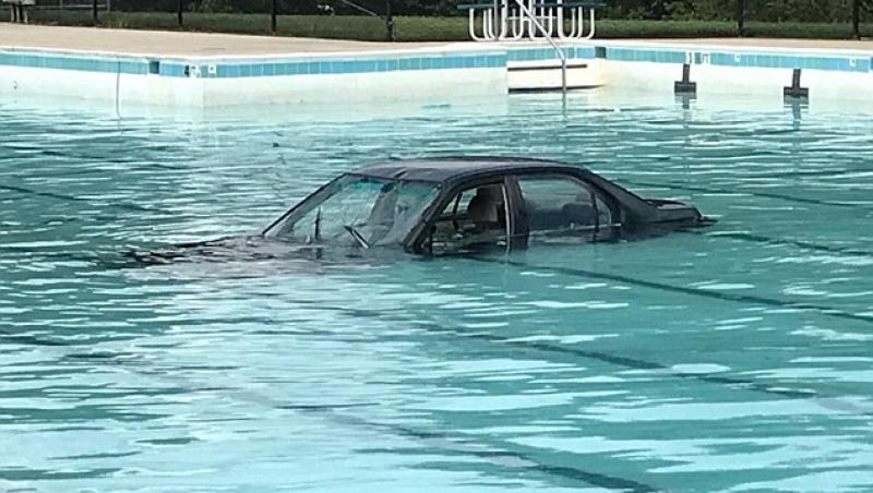AMUZANT, dar periculos! O lecție de conducere a avut un final de neuitat! Au plonjat cu mașina într-o piscină – FOTO