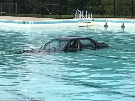 AMUZANT, dar periculos! O lecție de conducere a avut un final de neuitat! Au plonjat cu mașina într-o piscină – FOTO