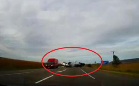 Accidentul CUMPLIT din Vrancea, filmat de șoferul din spate!  Doi părinți și unul dintre copilași au murit pe loc