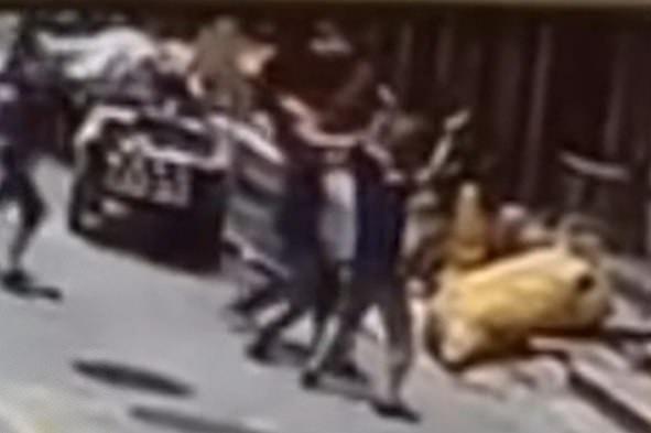 A avut &icirc;ngeri păzitori! O fetiță de 4 ani, scoasă din ghearele morții, după ce a căzut de la etaj. Atenție, imagini șocante! VIDEO &nbsp;