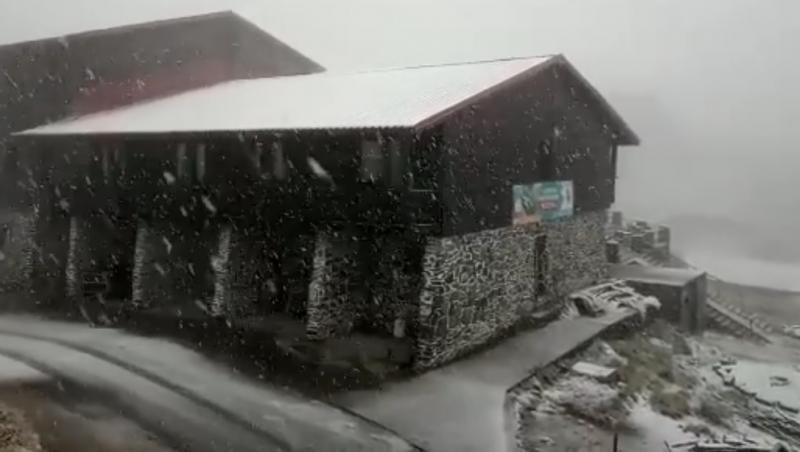 VIDEO! Vremea rece pune stăpânire pe toată țara! Și la această oră, viscolește la munte