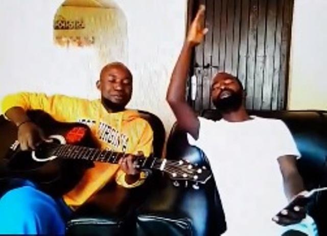 Doi africani fac senzație! Cum sună „Cântă cucu-n Bucovina” în versiunea lor (VIDEO)
