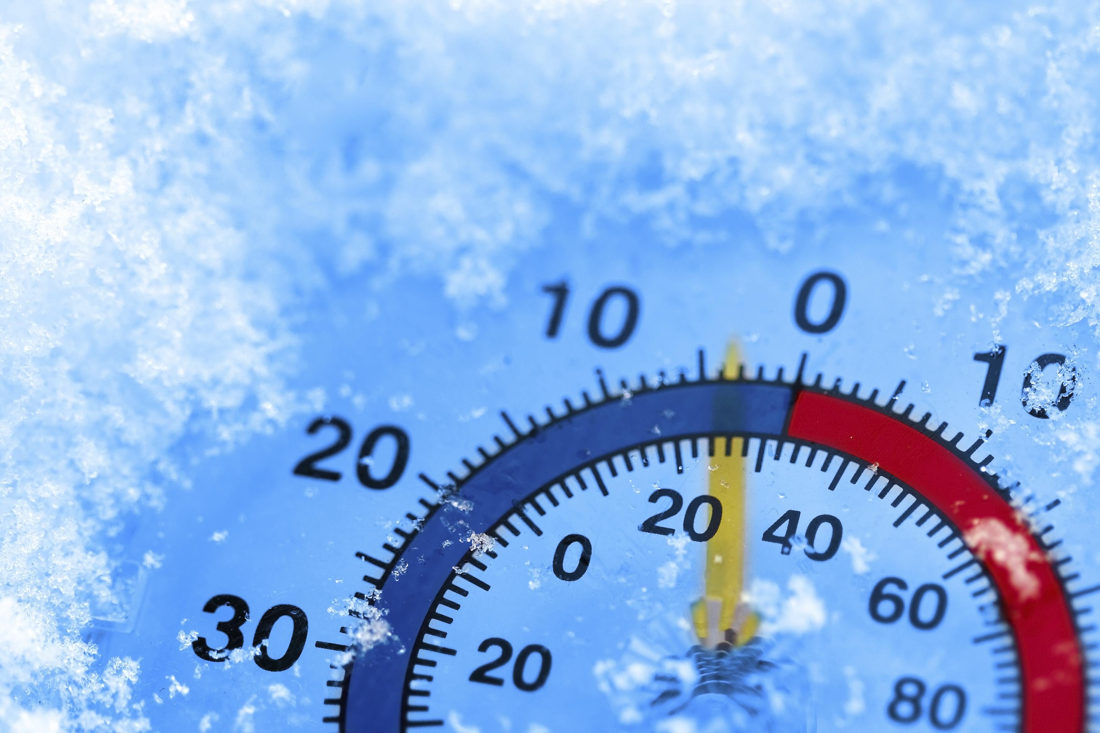 Valul de aer polar aduce temperaturi sub 0 grade Celsius în România! Când scăpăm de frig