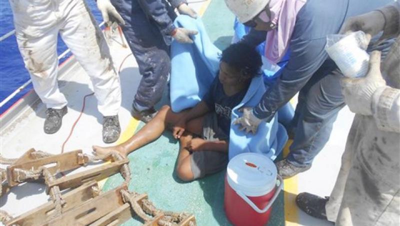 Găsit după 49 de ZILE!  Un tânăr a plutit cu barca pe mare, la voia sorții, până ce au ajuns salvatorii