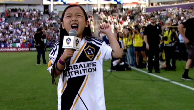 Această fetiță e noua senzație a internetului, l-a emoționat până și pe Ibrahimović! La doar șapte ani, a ridicat un stadion în picioare cu vocea sa - VIDEO