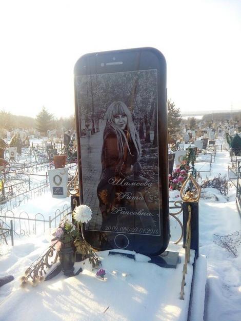 A murit la 25 de ani. Și-a tras un iPhone gigant drept piatră funerară. I-a pus logo, taste de volum și cameră. ”Am leșinat, am crezut că am halucinații!”
