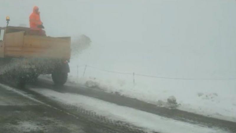 Zona din România în care e iarnă! UTILAJELE de DESZĂPEZIRE au intervenit cu TONE de sare