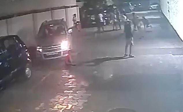 Atenție, imagini care vă pot afecta emoțional! Momentul &icirc;n care un băiațel care se juca fotbal cu prietenii se apleacă să-și lege șireturile și e lovit de o mașină!&nbsp;