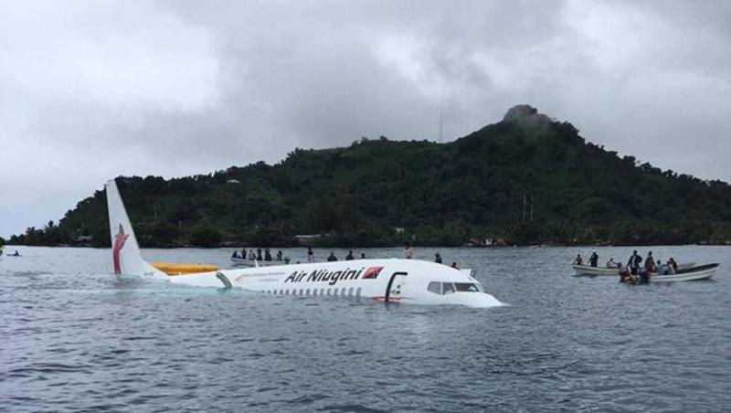 Supraviețuire MIRACULOASĂ! Un avion s-a prăbușit în Oceanul Pacific. Cum au fost salvați pasagerii și echipajul - FOTO