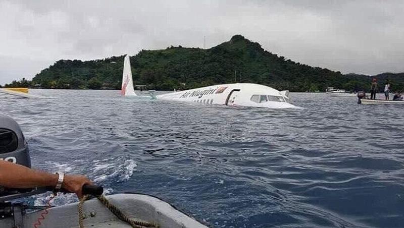 Supraviețuire MIRACULOASĂ! Un avion s-a prăbușit în Oceanul Pacific. Cum au fost salvați pasagerii și echipajul - FOTO