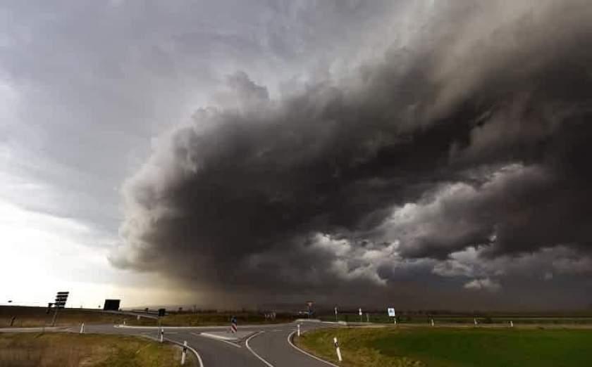 Vremea o ia razna &icirc;n următoarele ore! Furtuna puternică provoacă ploi torențiale &icirc;n mai multe zone! Autoritățile, &icirc;n alertă