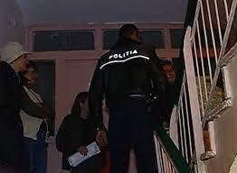 Vecinii nu mai suportau MIROSUL. Au spart uşa şi s-au &icirc;ngrozit! Două CADAVRE, &icirc;n stare avansată de DESCOMPUNERE zăceau pe podeaua unui apartament