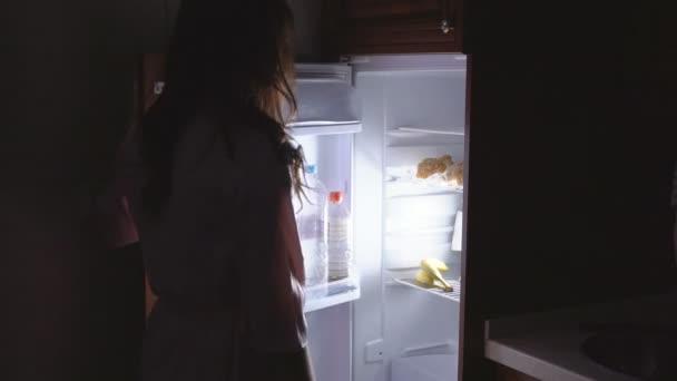 Studenta s-a dus la frigider să &icirc;și ia o gustare, dar a făcut o descoperire TERIFIANTĂ! Ce a găsit