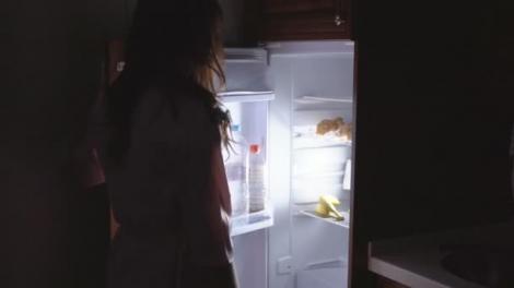 Studenta s-a dus la frigider să își ia o gustare, dar a făcut o descoperire TERIFIANTĂ! Ce a găsit
