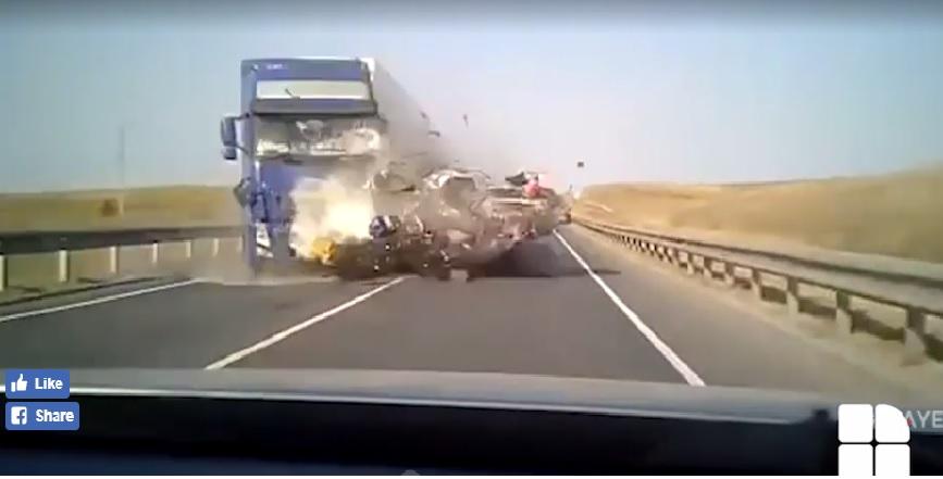 VIDEO șocant! Momentul &icirc;n care o mașină este izbită de un TIR, surprins &icirc;n imagini. Cinci oameni au murit pe loc