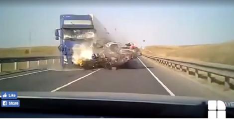 VIDEO șocant! Momentul în care o mașină este izbită de un TIR, surprins în imagini. Cinci oameni au murit pe loc