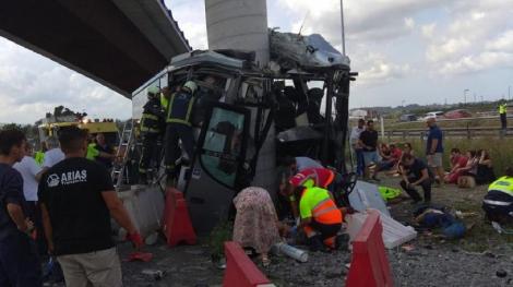 Tragedie în Spania! Cel puțin cinci morți în urma unui cumplit accident: Autobuzul a izbit violent un pod