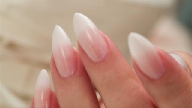 Cea mai bizară modă! A apărut un model de unghii cu...viață! Ce au &icirc;năuntru