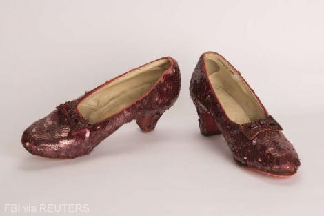Au reapărut CA PRIN MAGIE! Pantofii purtați de Judy Garland în „Vrăjitorul din Oz” au fost găsiți de FBI la 13 ani după ce dispăruseră!