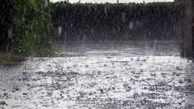 Vremea o ia razna &icirc;n următoarele ore! Județele &icirc;n care a fost emis COD GALBEN de ploi torențiale, grindină și vijelii