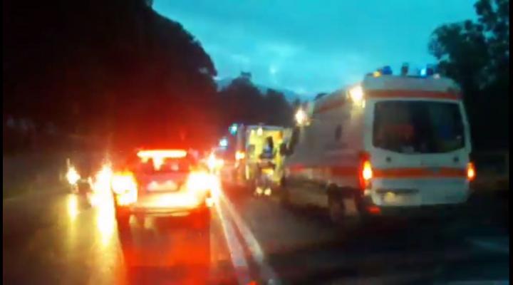 ULTIMĂ ORĂ! Doi bărbaţi au murit &icirc;n urma unui accident rutier &icirc;n care au fost implicate trei maşini! Medicii ajunși la fața locului n-au mai putut să facă nimic pentru ei